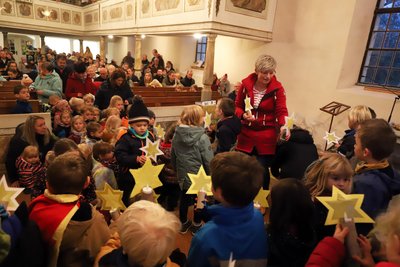 Mit ihren Sternen brachten die Kinder die Kita „Sonnenkäfer" die Kirche Niederbobritzsch beim Martinsfest zum Leuchten.