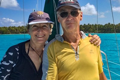 Gabriele und Lutz Pestel auf ihrer Segelyacht „SuAn" vor den Kokosinseln.