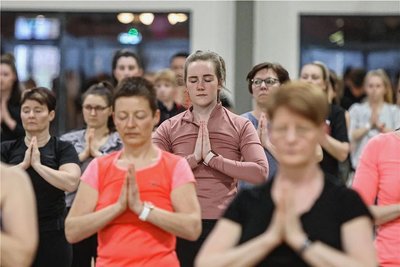 Redakteurin Julia Grunwald war beim Yogarekord im Feel Good Club in Chemnitz dabei. 