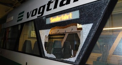 Die zerstörte Scheibe am Triebwagen der Vogtlandbahn. Die Bundespolizei ermittelt wegen gefährlichen Eingriffs in den Bahnverkehr. 