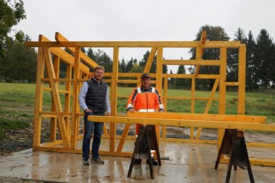 Rajk Planer vom städtischen Bauhof (rechts) und Bürgermeister Michael Pohl zeigen den neuen Stall für die Esel.