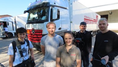 Das Produktionsteam im Auftrag von Mercedes Benz Trucks gemeinsam mit Julia Batzdorf ( MItte) beim Dreh auf dem Gelände der Spedition Vogtland.