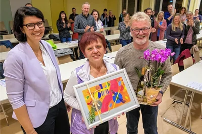 Kleine Präsente sowie Worte des Dankes für ihr langjähriges Engagement konnte Birgit Binkert unter anderem von Manuela Kunath, Leiterin des Olbernhauer Gymnasiums, sowie Reiner Schubert vom Förderverein der Einrichtung, entgegennehmen. 