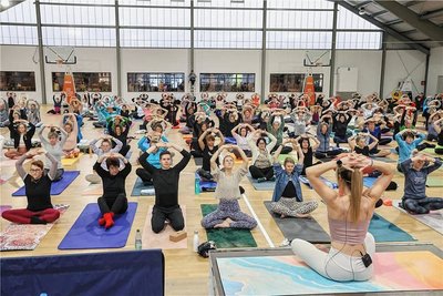 Insgesamt 202 Menschen praktizierten dort, wo sonst die Niners Chemnitz trainieren, Yoga. 