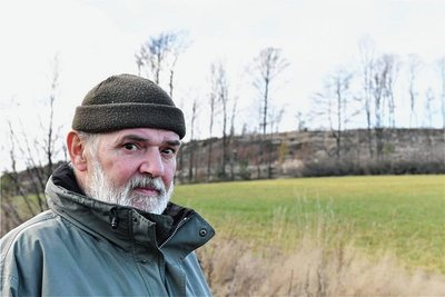 Der Freiberger Revierförster Peter Dalke - hier vor der Muldaer Karlshöhe - liebt den Wald. Er mag die Ruhe, das Zusammenspiel von Pflanzen und Tieren. Beim Termin sagte er: "Das ist ein Buchfink." Oder: "Das ist eine Kohlmeise." 