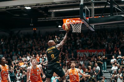 DeAndre Lansdowne ist nach den ersten 20 Minuten bester Schütze der Niners im Spiel gegen Vechta. Er hat 13 Punkte gemacht.