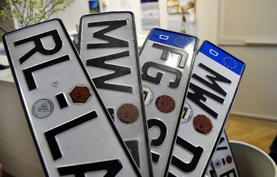 Auf den Kfz-Schildern leben die alten Kreise.  