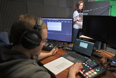 Höchste Konzentration: Stadtsprecherin Katharina Wegelt und Tontechniker Patrick Morgenstern bei der Aufnahme im Tonstudio des Medienzentrums der TU Bergakademie Freiberg.