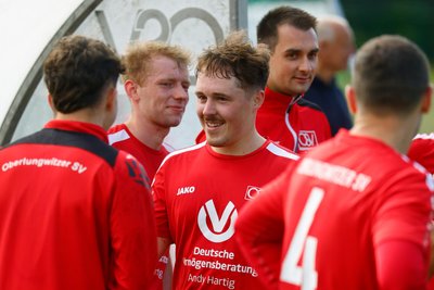 Christian Hallbauer (Mitte) freute sich über ein gelungenes letztes Heimspiel für Oberlungwitz.