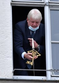 Hainichens OB Dieter Greysinger ließ 2020 den Rathausschlüssel am Seil herunter. 