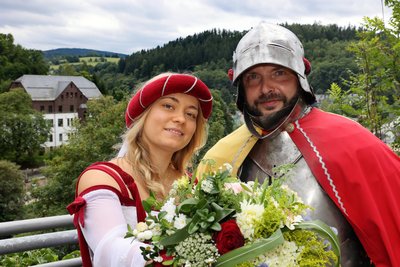 Julina Lenk als Burgfräulein Edelweiß und ihr neuer Ritter Georg, alias René Templin, bei einem ersten Fototermin.