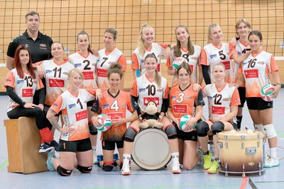 Die Volleyballerinnen des VC Zschopau feiern den sofortigen Wiederaufstieg in die Regionalliga.