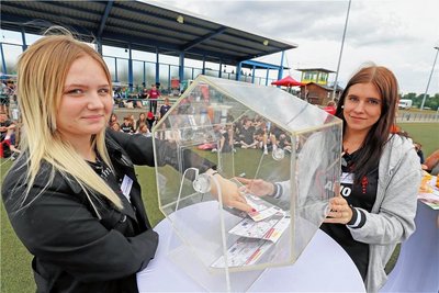 Vanessa Rudat (l.) und Sharon Fritzsche zogen die Gutscheingewinner aus der Lostrommel.