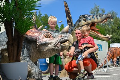 Dana Wagner schaut sich mit ihren Söhnen Davian (links) und Elia den Styracosaurus ganz genau an.