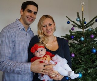 Janine und Alexander Höller haben Tochter Zoey gestern Vormittag schon einmal das Weihnachts-Outfit angezogen.