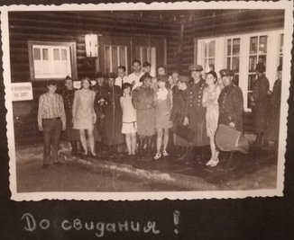 Nach dem Musikabend stellten sich die sowjetischen Soldaten für ein Foto auf.