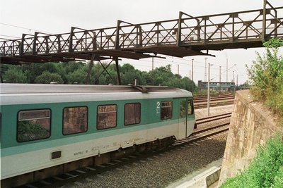 Diese Fußgängerbrücke wurde 2003 abgerissen. Bis dahin diente sie vor allem Eisenbahnern und Kleingärtnern als kürzeste Verbindung zwischen Ebersdorf und Hilbersdorf. 
