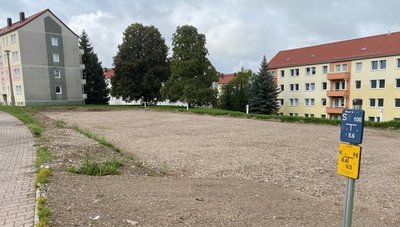 Auf dem Grundstück des abgerissenen Wohnblocks Händelstraße 3, 3a und 3b in Frankenberg entsteht eine Parkplatzanlage. 