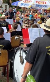 Die Oelsnitzer Blasmusikanten empfingen die Radler am Ziel mit zünftiger Musik. 