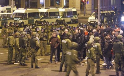 
              <p class="artikelinhalt">Am 5. März 2009 verhinderte ein massives Polizeiaufgebot Zusammenstöße zwischen rechten und linken Demonstranten. Der damalige Stadtrat der Republikaner, Martin Kohlmann, hatte für eine Kundgebung anlässlich des Jahrestages der Bombardierung von Chemnitz im Zweiten Weltkrieg den Bernsbachplatz ausgewählt, wo viele links-alternative Jugendliche wohnten. Heute gehört Kohlmann zur Stadtratsfraktion Pro Chemnitz. </p>
            