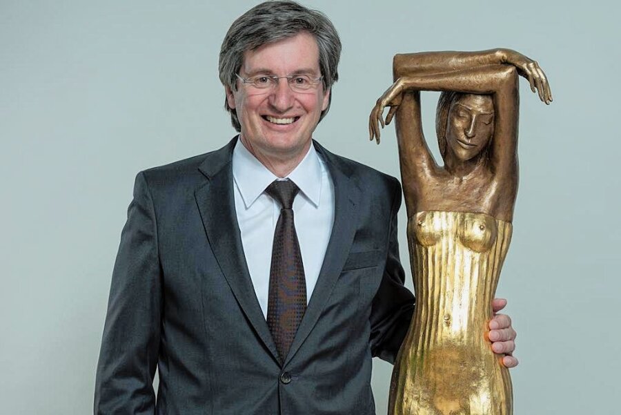 Rainer Gläß mit der Statue "Die Träumende".