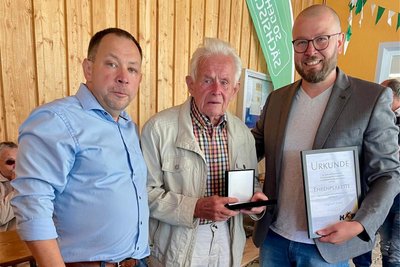 Für das Gründungsmitglied des SV Linda, Siegfried Kiank (M.), gab es die Ehrenplakette des Kreissportbunds Mittelsachsen.