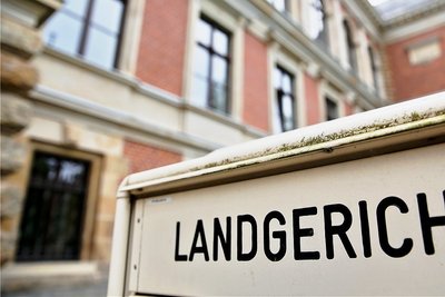 Eine 28-jährige Frau aus Glauchau muss sich vor dem Landgericht in Zwickau verantworten, weil sie erst ihren Ex-Partner in einer Wohnung in der Sachsenallee und später ihre Nachbarin in einer Notunterkunft in der Nähe des Bahnhofs mit dem Messer verletzt haben soll.