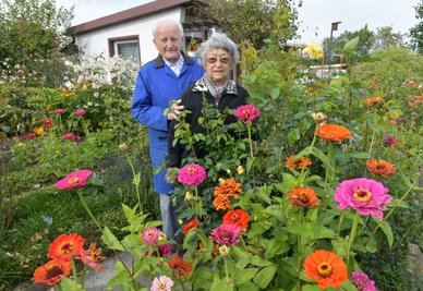 Elfriede und Wolfgang Butze in ihrem Garten in der "Naherholung".