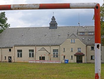Die Turnhalle am Sportplatz in Steinpleis soll zum Treffpunkt im Ort werden. 