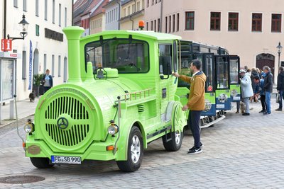 Die Silberstadtbahn drehte mit Tim Grunewald am Steuer dreht ihre Runden durch Freiberg.
