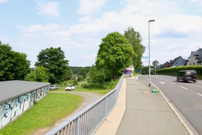Unterhalb der B 169 (Auer Straße) in Bad Schlema soll der Neubau errichtet werden. Die Garagen links im Bild müssen laut Stadtverwaltung für die neue Zufahrt weichen.