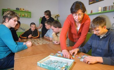 
              <p class="artikelinhalt">Klassenlehrerin Marika Passow (vorn) und Erzieherin Silke Spindler haben am Montag den Schülern der Sonnenblumen-Klasse Lernstoff spielerisch vermittelt. </p>
            