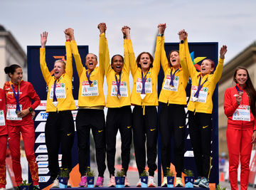 Die Siegerinnen in der Mannschaftswertung aus Deutschland, Katharina Steinbruck (l-r), Domenika Mayer, Miriam Dattke, Deborah Schöneborn, Rabea Schöneborn und Kristina Hendel freuen sich bei der Siegerehrung.