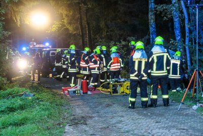 Im Übungsszenario der Schneeberger Feuerwehren sowie der Rettungskräfte kamen insgesamt circa 40 Einsatzkräfte zur Unfallstelle.