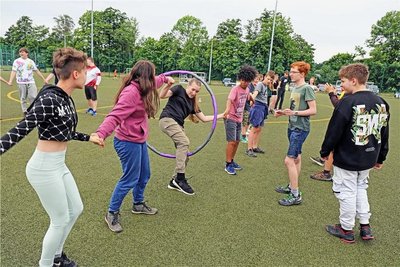 Schüler der Freien Gemeinschaftsschule Montessori stellen sich bei den Staffelspielen besonders geschickt an.