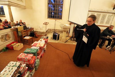 Pfarrerin Luise Engelmann sprach mit den Versammelten zum Martinsfest in Niederbobritzsch das Vaterunser.