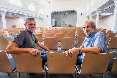 Joachim Keller (links) und Christoph Döllefeld vom Vorstand der evangelisch-freikichlichen Gemeinde Aue-Lauter im neuen Gemeindesaal. 