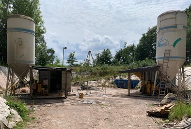 Aus zwei Silos kommt das Gemisch für das Verpressen des Otto-Schachts mit Beton. 