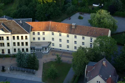 Neben der Internationalen Oberschule in Neukirchen grenzt die Grundschule (l.) an.