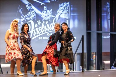 Isabell, Romy, Caro und Ute (von links) hatten sich gekleidet, wie es in den 1950er- und 1960er-Jahren üblich war.
