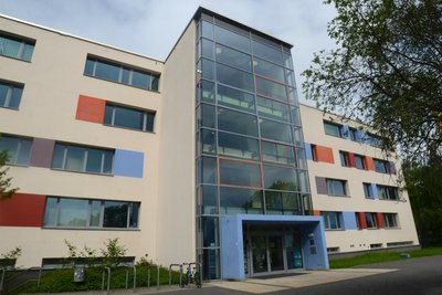 Heizt sich auf: Die Diesterweg-Grundschule Auerbach.