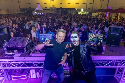 Vor 900 Tanzlustigen legten Stamm-DJ „Fire Entertainment“ (l.) und Gast-DJ „Diskofieber-The Joker“ auf.