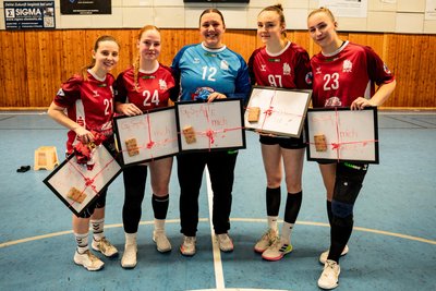 Die HVC-Spielerinnen Veronika Parthova, Hannah Mey, Lilli Slesaczek, Melina Thielsch und Laurine Arndt (von links) wurden vor dem letzten Heimspiel der Saison am vergangenen Wochenende verabschiedet.