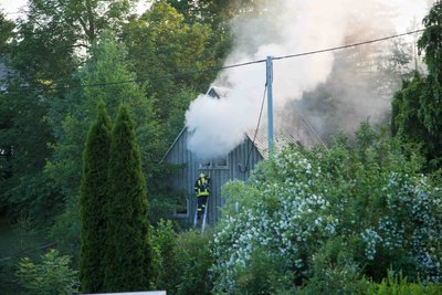 Die Feuerwehr löschte das Feuer im Dachgeschoss des leerstehenden Hauses.