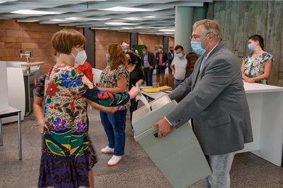 Wer eines der vier Dezernate im Rathaus leiten soll, entscheiden die Stadträtinnen und Stadträte in geheimer Wahl (hier Susann Mäder, Grüne, bei der Stimmabgabe). Zuletzt musste nach einem Patt das Los entscheiden. 