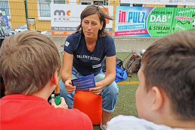 Actech-Talentscout Susanne Oswald im Gespräch mit Schülern am Rande des AWO-Team-Cups.