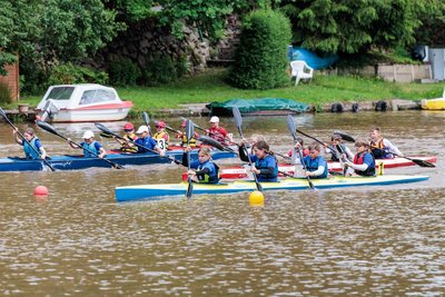 Bei der Sprintregatta des SKSV Mittweida waren auch viele Kanuten der SG Lauenhain dabei. Mia Friedemann, Amalia Rose, Adrian Rose und Friedrich Wenzel (vorderes Boot, v. l.) holten über die 200-Meter-Strecke Silber.