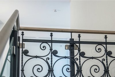 Einzig ein Teil des Treppengeländers blieb erhalten.