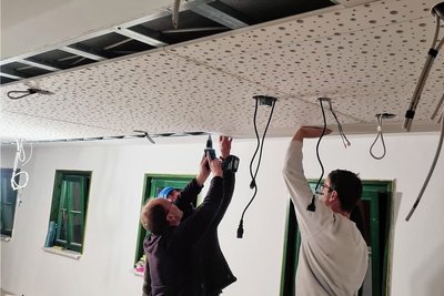 Beim Herrichten der Anlage wurde vieles in Eigenleistung erledigt. Dazu gehörte das Abhängen der Decke mit den neuen Lampen. 