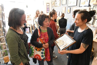Antje Müller-Palásti (Mitte), hier mit Katharina Cramer und Katrin Steinert (r.) in der Freiberger Galerie Koch, sagt: „Volker war für mich ein sehr alter und wichtiger Freund.“